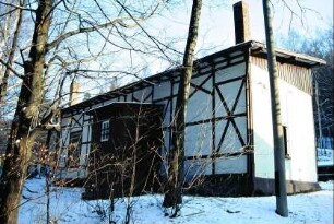 Rückseite mit kleinem Anbau
