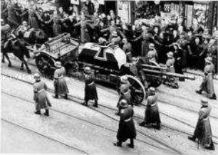 Der Sarg Erich Ludendorffs wird zum Tutzinger Friedhof gebracht