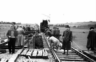 Malmsheim Rankbachbrücke 2022 Baustelle Bautrupp Baukran Bauzug Verlegen Schienen Brückenträger