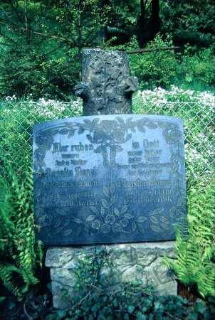 Grabstein (Säule) mit vorgelegter geschliffener Granitplatte