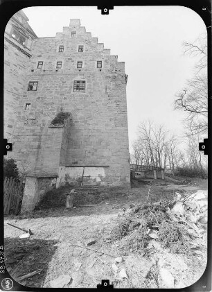 Heldburg (Bad Colberg-Heldburg). Veste Heldburg (Baubeginn 12. Jh.). Heidenbau. Teilansicht von Ostsüdost