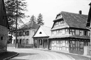 Sessenheim: Gasse mit Wache und Pfarrhaus