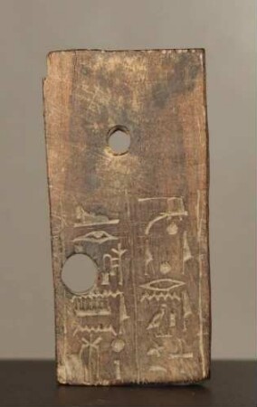 Beschriftetes Brettchen (Deckel ?)