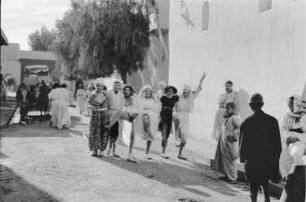 Reisefotos Marokko. Straßenbild mit Gruppe junger Frauen, vielleicht Prostituierte (wohl in Casablanca)