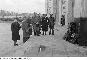 Aufnahmen einer Kranzniederlegung am sowjetischen Ehrendenkmal in Berlin-Tiergarten