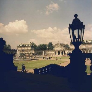 Dresden. Zwinger, Blick vom Deutschen Pavillon zum Mathematisch-Physikalischen Salon und zum Wallpavillon
