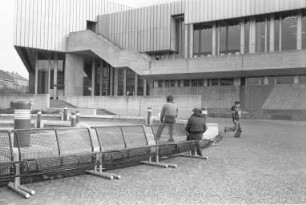 Badisches Staatstheater. Aufstellung von Sitzbänken auf dem Vorplatz entlang des Brunnenbeckens