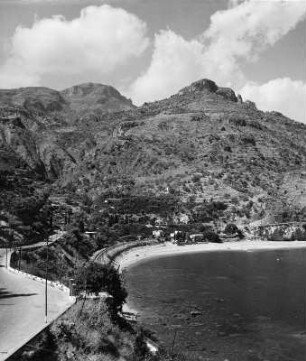 Taormina. Stadtteilansicht mit Strand
