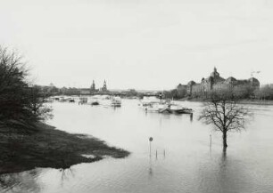 Elbe bei Hochwasser. Anlegestellen der Hotelschiffe gegen Königsufer mit Staatskanzlei