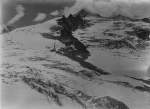 Großvenediger : Blick entlang eines Berggrats zum Gipfel des Großvenedigers (ca. 3657m)