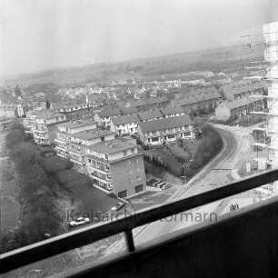 vorne Wohngebäude der Pillauer Straße, dahinter Wohngebäude der Königsberger Straße, rechts vorne Baustelle eines Wohnhochhauses: Blick aus Südwesten von einem Wohnhochhaus