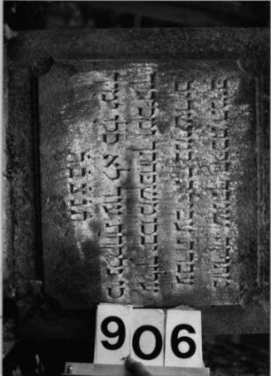 Grabstein 906 (Index: 99802552) Material: Sandstein mit Marmorplatte Zustand: gut Maße HxBxT: 220x43x28 cm Beschreibung: erhöht. mehrfach getreppt. Sockel, Obelisk, Inschriftenplatte mit Rundbogenabschluß Besonderheit: Endreim: Grabstein 906 (Detailaufnahme 1)