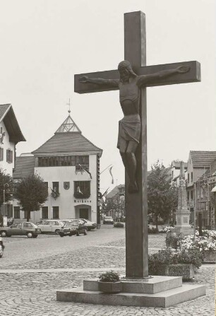 Wittichenau, Marktplatz, Denkmal mit Kruzifix und Inschriftplatte "Zur Ehre Gottes. Stadt Wittichenau 1994"