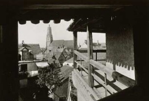 Nördlingen. Blick vom Wehrgang der Stadtmauer (1327) auf die St.-Georgs-Kirche (1427/1505)
