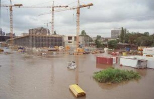 Dresden-Altstadt. Baustelle Kongreßzentrum. Blick von der Marienbrücke (Straßenbrücke) nach Süden