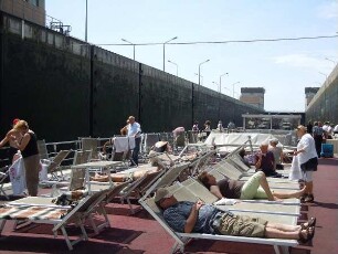 Passagiere eines Kreuzfahrtschiffes : Deutsche Passagiere liegen auf dem Sonnendeck eines Donau-Kreuzfahrtschiffes. Aufgenommen im Juni 2011