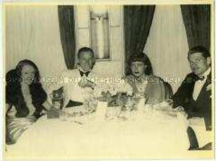 Schauspieler Jill Esmond, Douglas Fairbanks jun., Joan Crawford und Laurence Olivier in Abendgarderobe an Bord des Hochseepassagierdampfers "Bremen"
