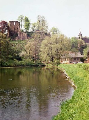 Tharandt. Ruine und Kirche über den Schlossteich : Tharandt. Blick über den Schlossteich zu Burgruine und Bergkirche Zum Heiligen Kreuz