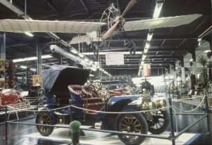 Sinsheim. Mercedes Benz Cabriolet "Simplex", darüber ein Mitteldecker mit 100 PS- Motor