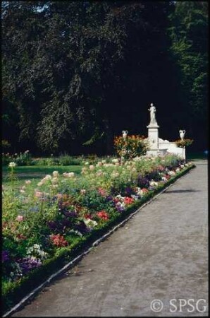 Potsdam, Park Sanssouci, Parterre Große Fontäne, Rabatte mit Blumenbepflanzung.