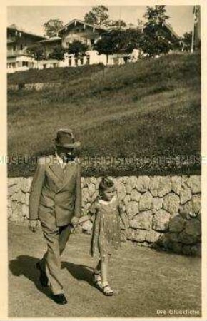Adolf Hitler mit einem kleinen Mädchen