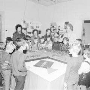 Junge Pioniere der AG "Junge Historiker" der Goethe-Oberschule im Heimatmuseum Gardelegen