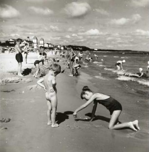 Binz. Strand mit Badegästen