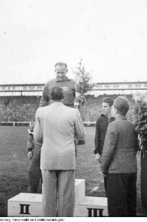 Dresden. Emil Zátopek (Bildmitte?), Olympiasieger im Marathonlauf 1952 in Helsinki, in Dresden zu Wettkämpfen in der Leichtathletik im Rudolf-Harbig-Stadion, Oktober 1950