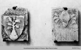 Grabplattenfragment mit einem Wappen mit Trimontium und Baum und unlesbares Wappenrelief