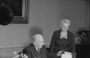 Reportage: Präsident Wilhelm Pieck im Schloss Niederschönhausen : Wilhelm Pieck mit seiner Tochter Elly Winter am Schreibtisch