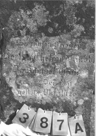 Grabstein 387 (Index: 99786178) Zustand: Inschrifttafel fehlt, Rückseite leicht verwittert Maße HxBxT: 172x57x23 cm Besonderheit: kulturhistorisch wertvoll / hist.-wiss Gründe (Gemeindestellung): Grabstein 387A