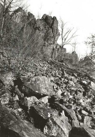 Elbtalschiefergebirge. "Wilde Kirche"-Riff aus saiger stehenden Hornblendeschiefer (Kontaktmetamorphe Diabasttufe des Devon) und Blockhalde. Blick aus dem Seidewitztal