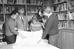 Freiburg: Universität Freiburg, Prof. Walter Nicolaus Schumacher und Dozenten mit archäologischem Plan