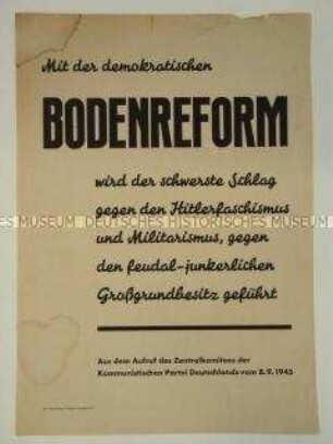 Maueranschlag mit einem Zitat aus dem Aufruf der KPD zur Bodenreform