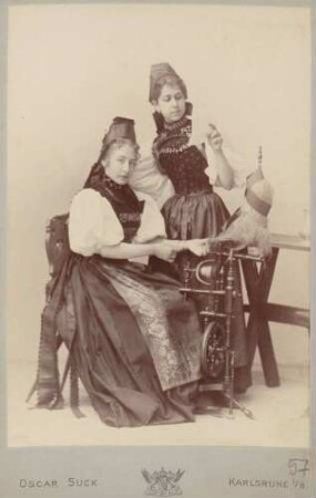 Irma Kerler und Karola Martinez in badischer Tracht