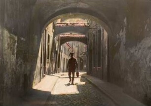 Görlitz. Schwarze Straße mit Schwibbögen. Straßenflucht mit Fußgänger