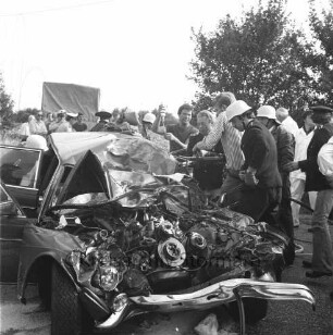Rethwischdorf: Verkehrsunfall: Bundesstraße B 208: Zusammenstoß Pkw mit Lkw: Einsatz von Feuerwehr und Rettungsdienst bei demoliertem Pkw: im Hintergrund Zuschauer und Lkw