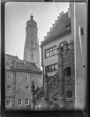 Häuser, steinernes Treppengebäude, im Hintergrund Kirchturm