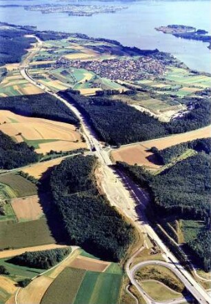 Trassierung, Erdbau, Im Vordergrund: AS Radolfzell und Einschnitt (Seitenentnahme). Im Hintergrund: Die Insel Reichenau. In Bildmitte: Markelfingen.