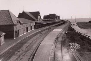 Bremerhaven, Bahnhof : Bremerhaven. Bahnhof Bremerhaven-Lloydhalle mit Wartehalle des Norddeutschen Lloyd. Ansicht über die Gleisanlage