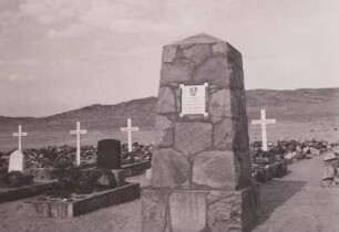 Soldatenfriedhof, Lüderitz : Namibia (ehem. Südwestafrika), Lüderitzbucht. Soldatenfriedhof mit Gedenkstein der ersten Besitzergreifung afrikanischen Bodens durch das Deutsche Reich am 6. August 1884, Aufnahme 1936