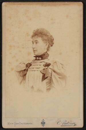 Portrait von Franziska Schlesinger (?) im hellen Kleid mit Schleifen, Hofmannsthals Schwiegermutter