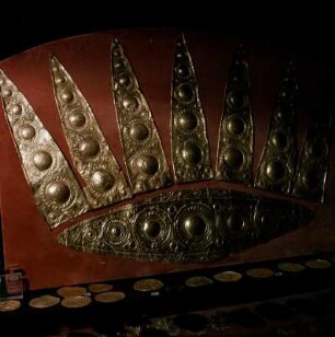 Athen, Archäologisches Nationalmuseum. Golddiadem aus Schachtgrab III von Mykene, 3 Prinzessinnen und Zwillingskinder