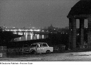 Autowrack neben dem Aussichtspavillon am Waldschlößchen. Blick über die Elbe zur Altstadt
