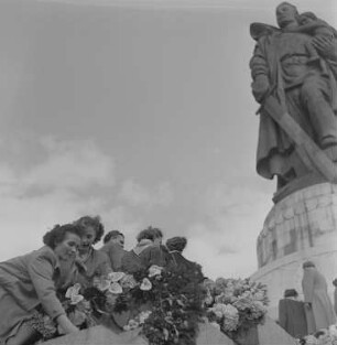 Kranzniederlegung an Ehrenmalen im Treptower Park in Berlin anlässlich des IV. Bundeskongresses des Demokratischen Frauenbundes Deutschlands (DFD) : Kranzniederlegung am Sowjetischen Ehrenmal im Treptower Park