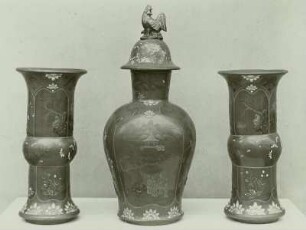 Zwei Flötenvasen und eine Deckelvase aus Schloß Pillnitz