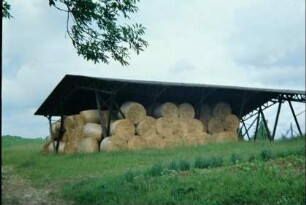 Feldscheune mit Strohballen