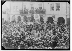 Fasnacht Sigmaringen 1935; Bräuteln vor dem Rathaus