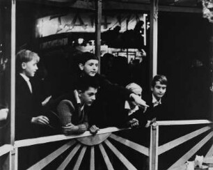 Oktoberfest: Jungen beim Ringwerfen