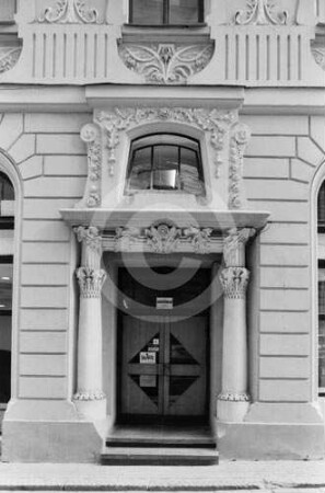 Portal des Wohn- und Geschäftshauses Audēju iela 7 (Weberstraße) in Riga